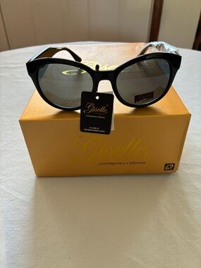 Giselle Women's Black Round Sunglasses with Gray Lenses